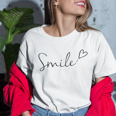 camiseta feminina branca com estampa smile sorriso